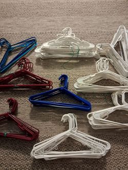 100 plastic clothing hangers