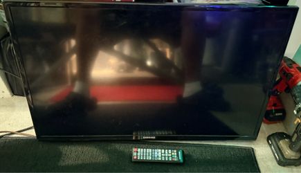 Samsung 32” TV with Remote (Not Smart)