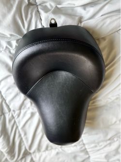 Harley Davidson Dyna Solo Seat LIKE NEW fits 2006 and up