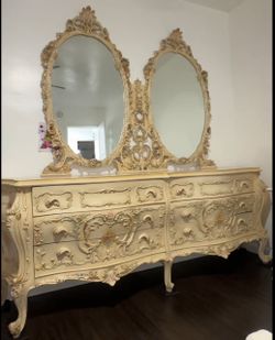 Beautiful ornate Italian bedroom set