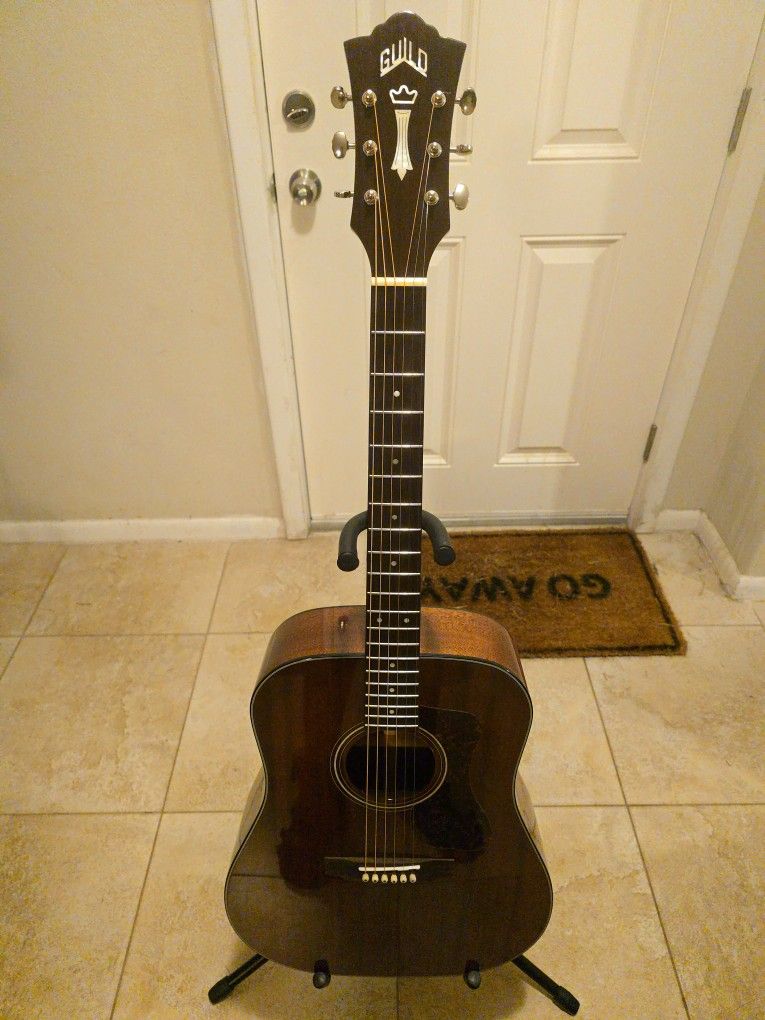 Guild D-120 Acoustic Guitar, All Solid Mohogany