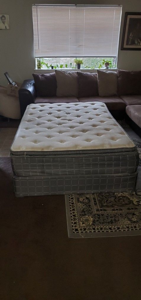 Richland Homes Full Size Pillowtop Mattress & Box Spring