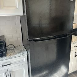 Frigidaire 30-Inch Refrigerator – $400 (Cash Only, Pacific Beach)