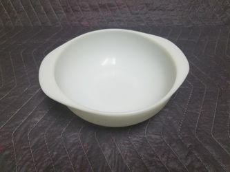 Vintage Pyrex 1 1/2 qt. white milk glass dish - very clean / no chips