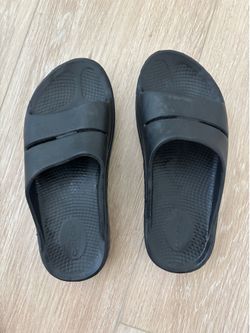 Oofos women’s slides size 7