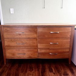 Dresser With Mirror 