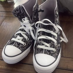 Women’s Never Worn Converse Size 7.5