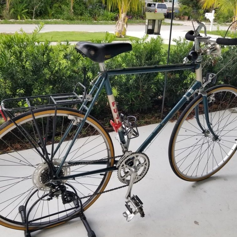 Vintage 1984 Fuji Touring Series V Bicylce for Sale in Hobe Sound