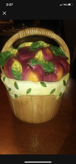 Vinetage Ceramic Apple Cookie Jar.