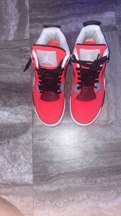 Jordan 4s  toro bravo is size 7