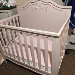 Baby mini crib 