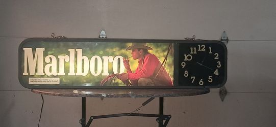 Marlboro sign that has light