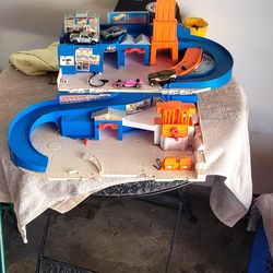 USED HOT WEELS DISPLAY  USED NORMAL WEAR HABLO ESPAÑOL  ES PARA  LOS HOT WEELS