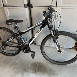 Trek 820 Mountain Bike 21 Speed, 26 Inches Tires (13 Inches Frame)