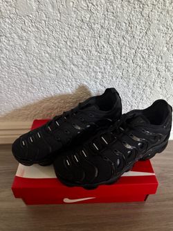 Vapormax Nike shoes all black