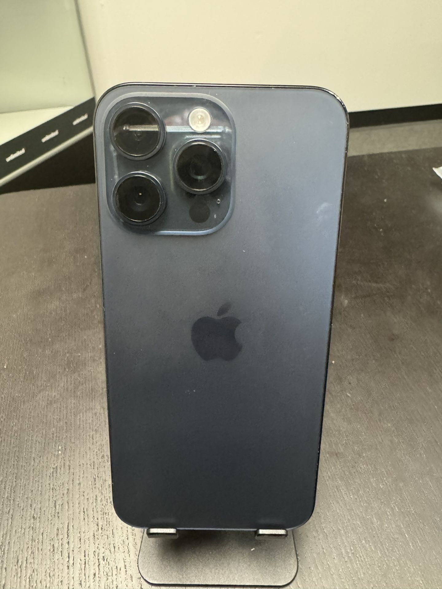 Apple iPhone 15 Pro Max 256GB Unlocked (HEAVY SCRATCHES ON LCD)