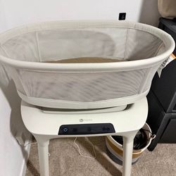Mamaroo Bassinet-4moms