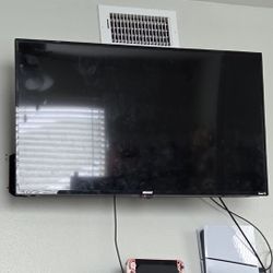 Element Roku TV 43" UHD LED TV + TV Wall Mount