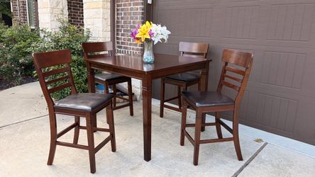Beautiful Counter Height Dining Set. Table with 4 matching chairs.