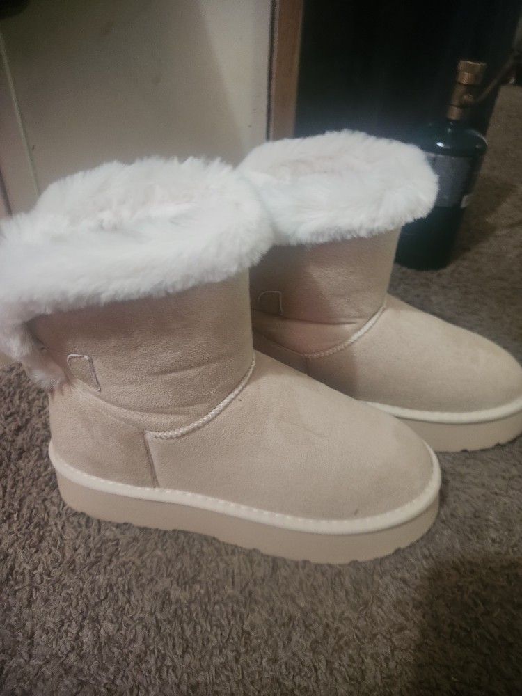 Cozy ,warm Winter Boots.Brand New Never Worn.