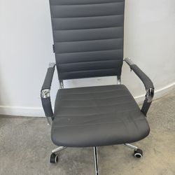 4- Grey Office Chairs P/up In Wynwood