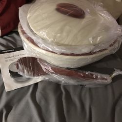 Tupperware Insulated Oval Server With Spoon