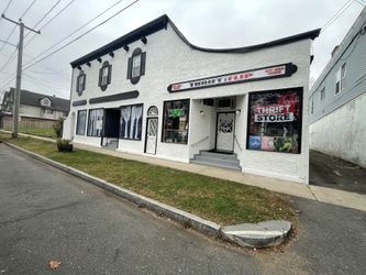 Indoor Tag Sale/ https://offerup.com/redirect/?o=QnV5LlNlbGwuVHJhZGUv $2 All Clothing 