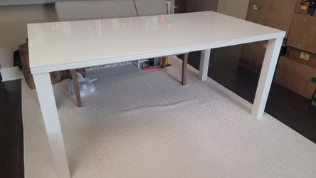 White dinind table