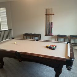 American Heritage Pool Table With Full Set Of Cues And 4 Stools