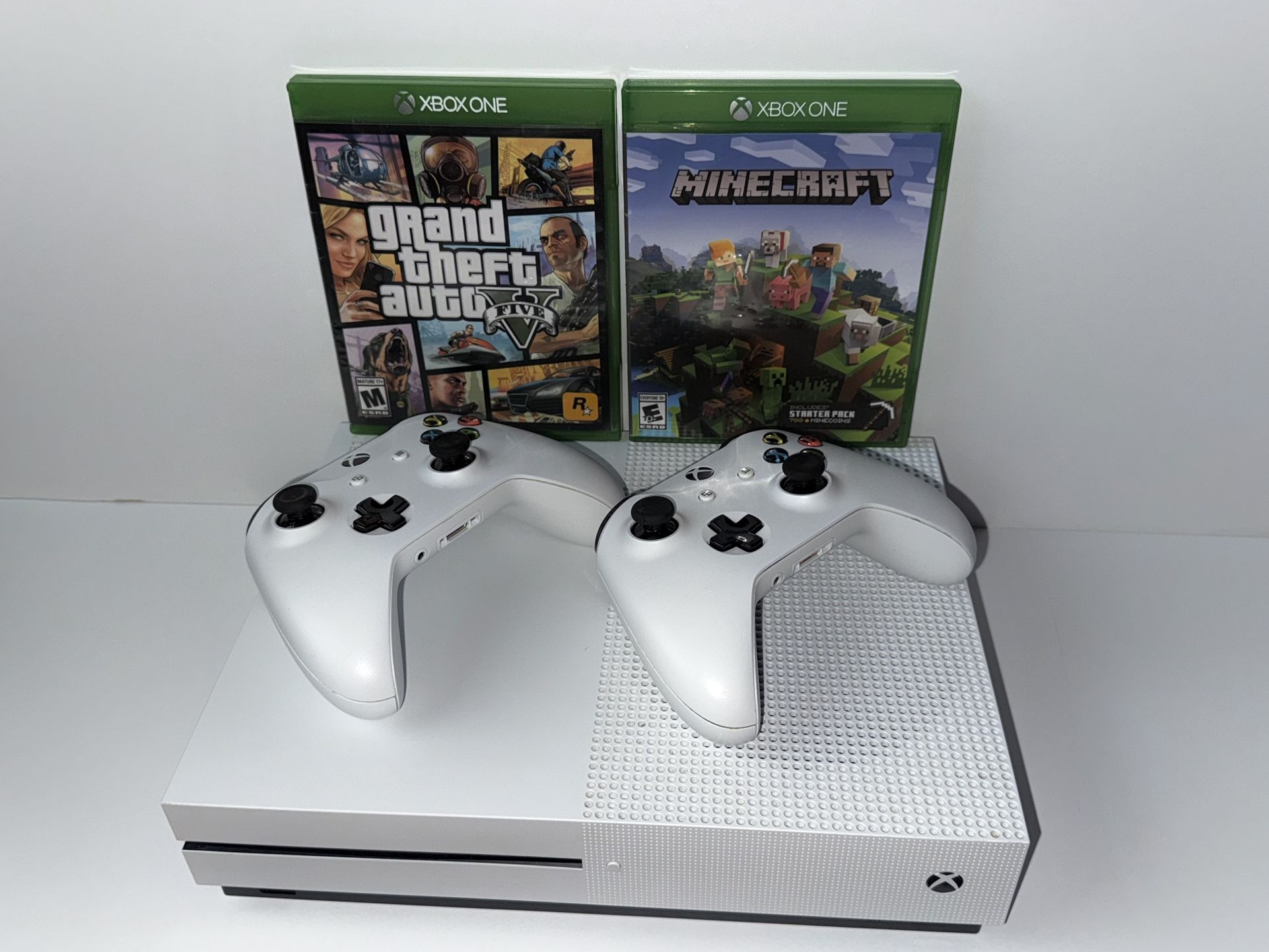 Xbox One S + 2 Wireless Controllers + Minecraft + GTA5