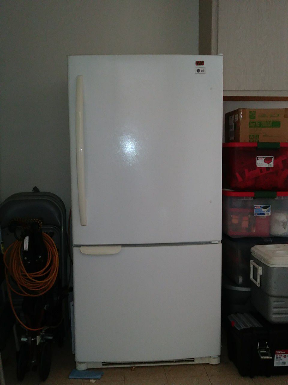 LG 26 cubic ft refrigerator, white , bottom freezer