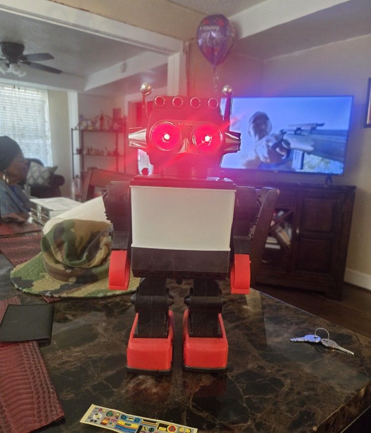 SATURN ROBOT WITH FLASHING LIGHTS AND  VIEW SCREEN 