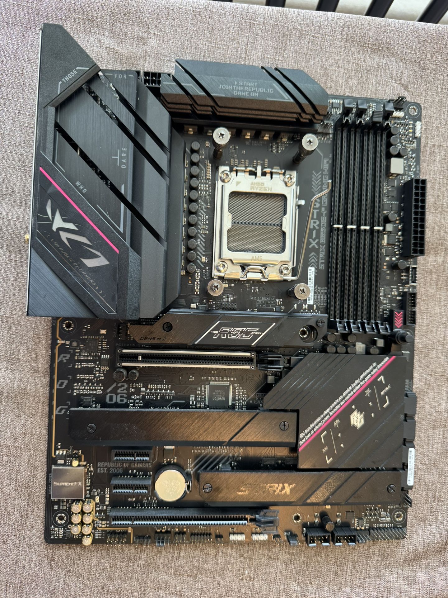 ASUS B650E-F ROG STRIX GAMING WIFI AMD AM5 ATX Motherboard