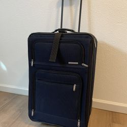 Expandable suitcase