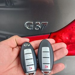 Car Keys And Remotes  / Llaves De Carro Y Controlles 
