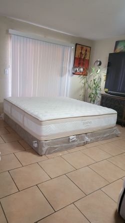 HIGH QUALITY KING SIZE SAATVA MATTRESS AND BOXSPRINGS FOR SALE! LIKE NEW! FREE DELIVERY