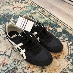 Onitsuka Tiger Sneakers – Black w/ White Stripes – Like New (Worn indoors only to try on)