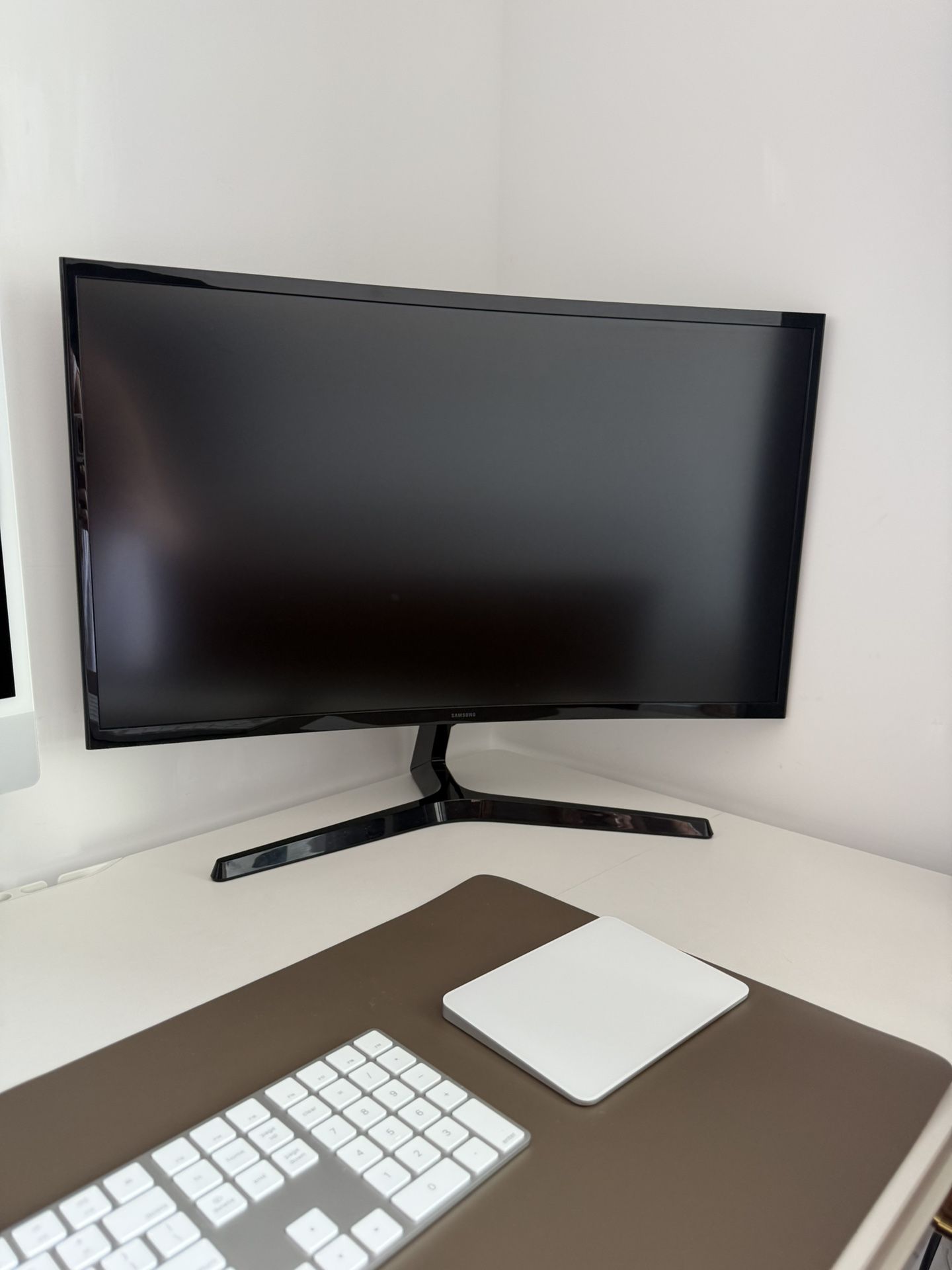 Samsung 27” Curved LED Monitor — Excellent Condition