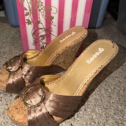 VINTAGE 1990’S NEW IN BOX GROOVE BRAND LADIES SZ 9  5” CORK WEDGES W TAN SATIN