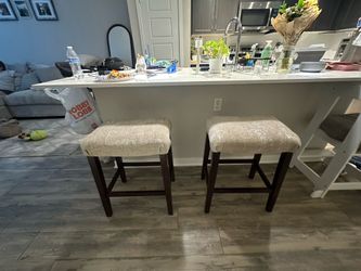 2 barstools
