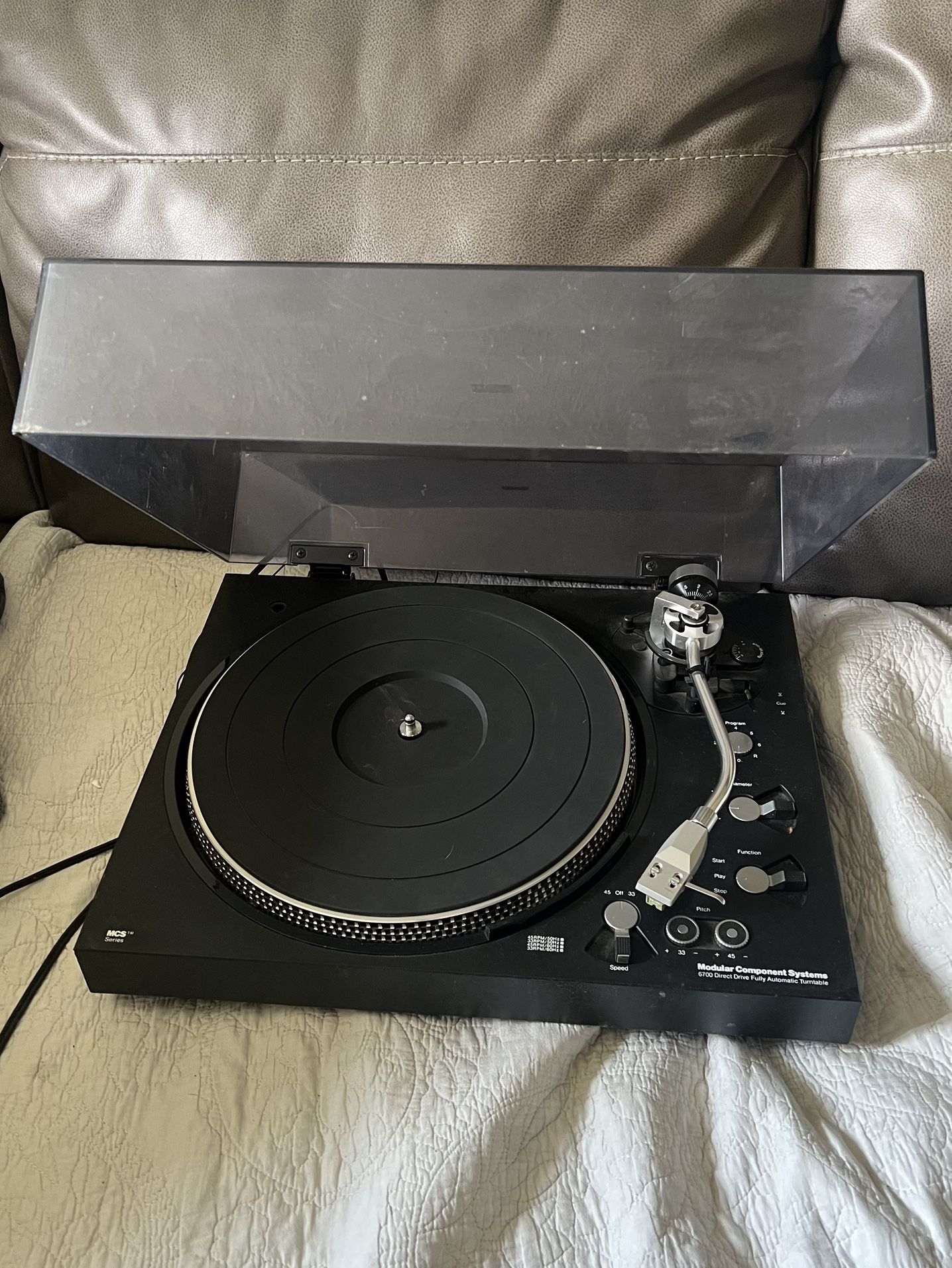 MCS 6700 Vinyl Turntable