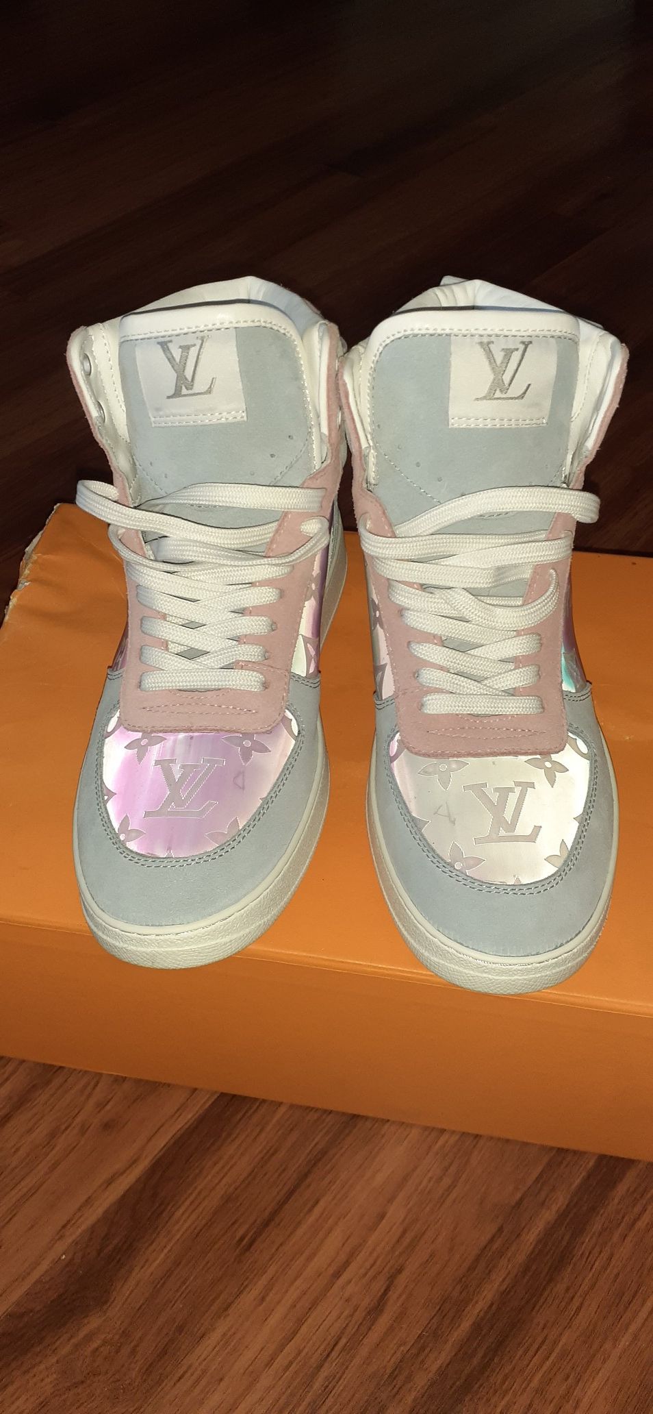 Louis Vuitton sneaker size 8