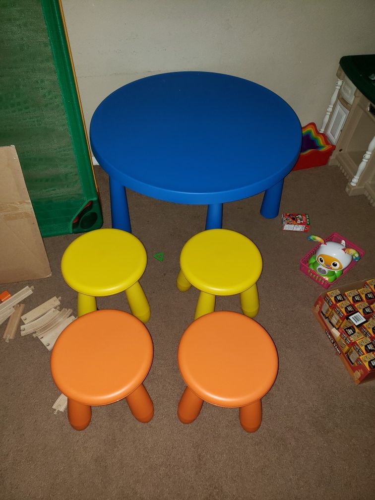 Kids table and chairs