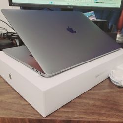 15inch  MacBook Pro Laptop. Touchbar, Core i7, 500gb, 16gb Ram, Radeon Pro, 17