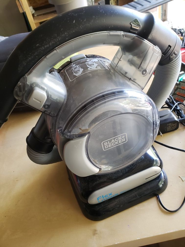 Small vacuum cleaner