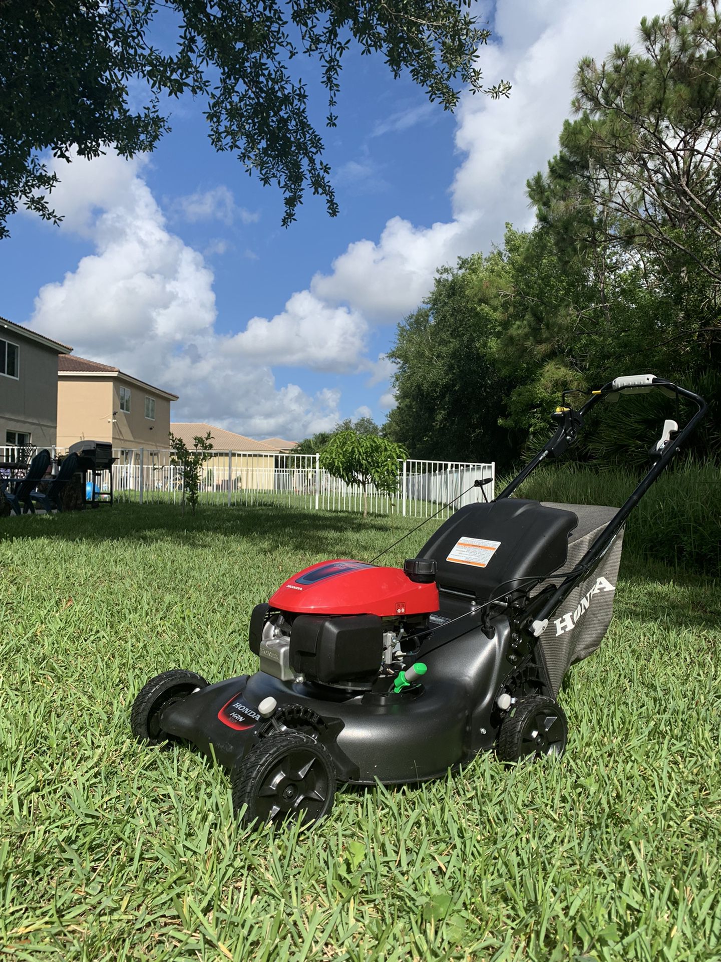 Like New Honda HRN216 Lawn Mower With Blade Stop 