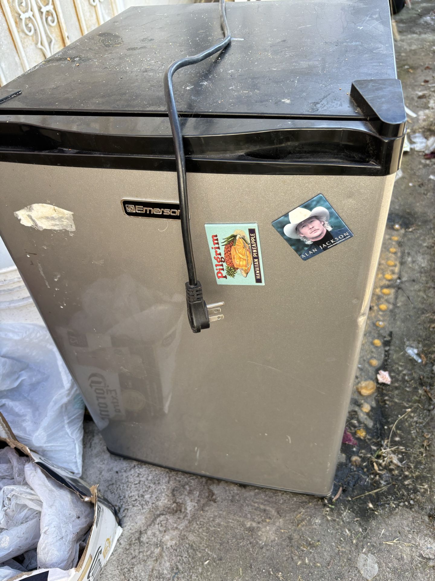 Emerson Mini Fridge, Model CR275BSE2