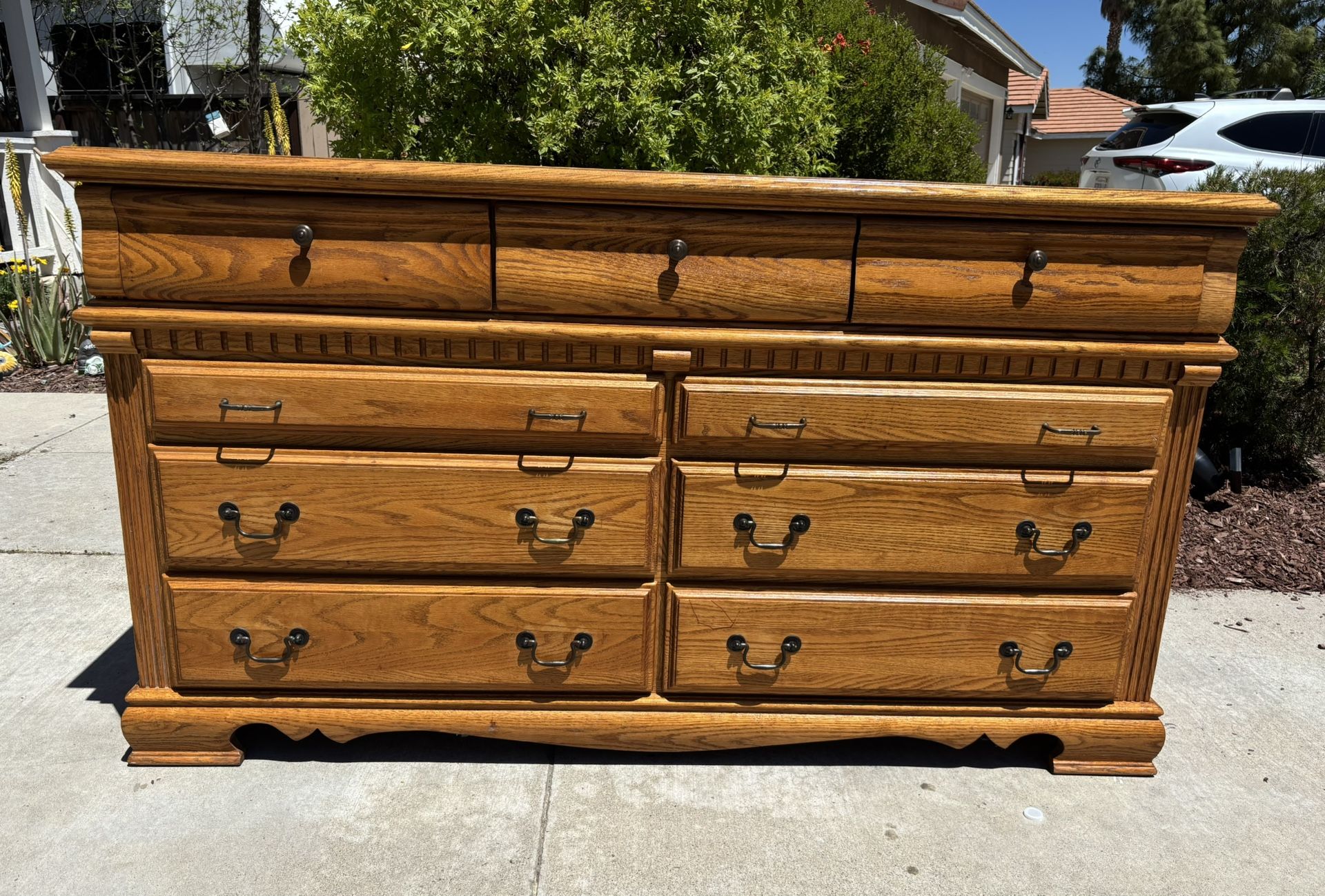 Solid Wood 9 Drawer Dresser Chest of Drawers Furniture Great Condition