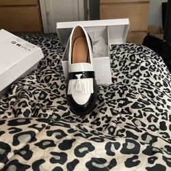 Sz 9 B&W Loafers With Tassel 