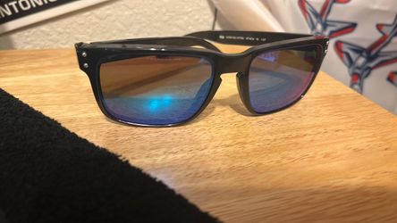 Oakley Holbrook